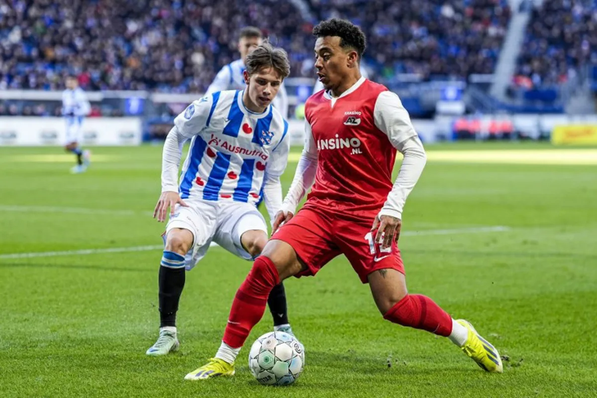 Alkmaar's Dutch forward #19 Myron van Brederode (R) fights for the ball with Heerenveen's Norwegian defender #45 Oliver Braude (L) during the Dutch Eredivisie match between SC Heerenven and AZ Alkmaar at the Abe Lenstra Stadium in Heerenveen on January 28, 2024. Ed van de Pol / ANP / AFP