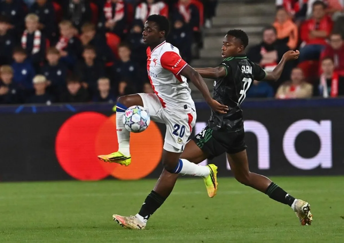 Slavia Prague's Nigerian forward #20 Emmanuel Ayaosi (L) and Lens' Malian defender #31 Souleymane Sagnan vie for the ball during the UEFA Champions League football match between Slavia Prague and Lens in Prague, on September 10, 2026. Michal Cizek / AFP