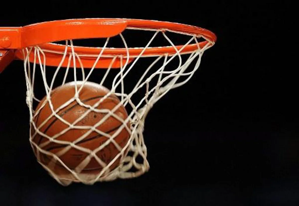 A ball goes through the net during a practice session of the Orlando Magic at the Staples Center in Los Angeles, California, on June 3, 2009, on the eve of the Game 1 of the NBA final between Los Angeles Lakers and Orlando Magic. AFP PHOTO / GABRIEL BOUYS