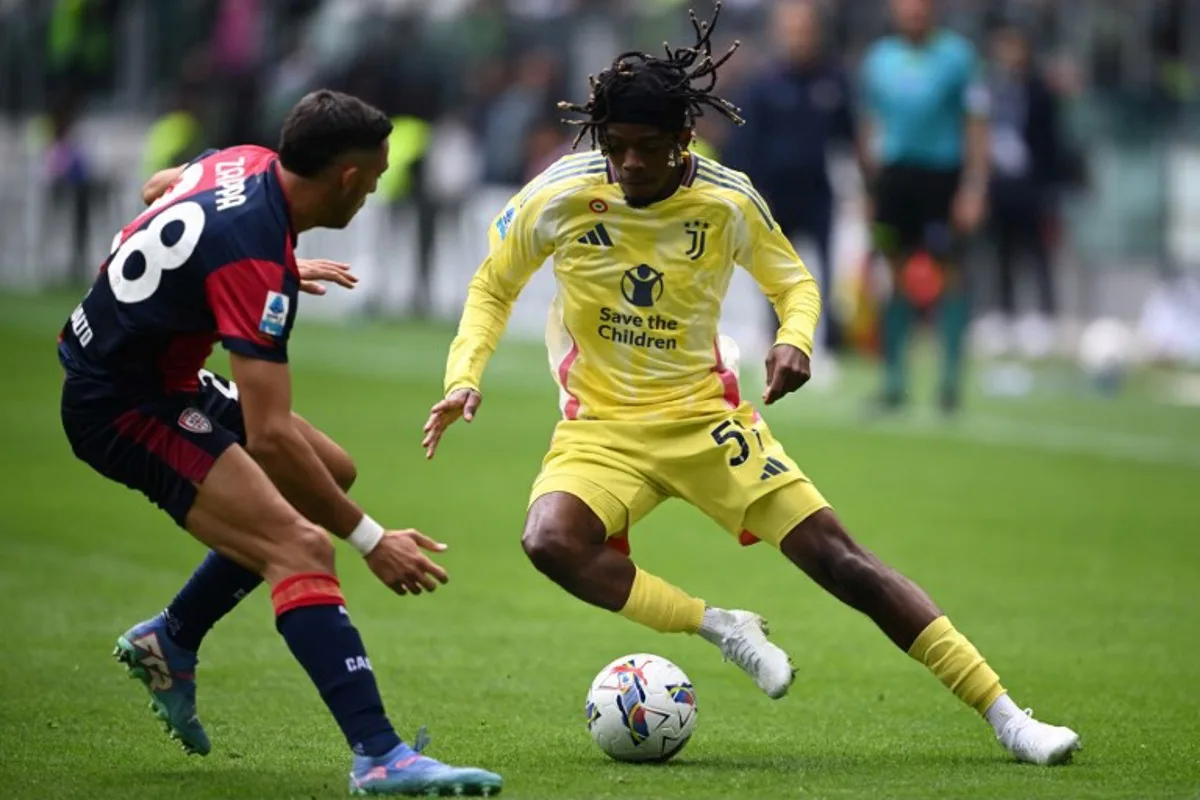 Juventus' Belgian forward #51 Samuel Mbangula (R) fights for the ball with Cagliari's Italian defender #28 Gabriele Zappa during the Italian Serie A football match between Juventus and Cagliari at the Allianz stadium in Turin on October 6, 2024.   MARCO BERTORELLO / AFP