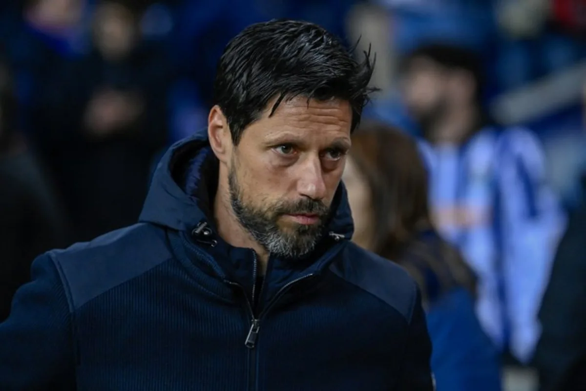 FC Porto's Portuguese coach Vitor Bruno looks on during the UEFA Europa League 1st round day 6 football match between FC Porto and Midtjylland at the Dragao stadium, on December 12, 2024.   MIGUEL RIOPA / AFP