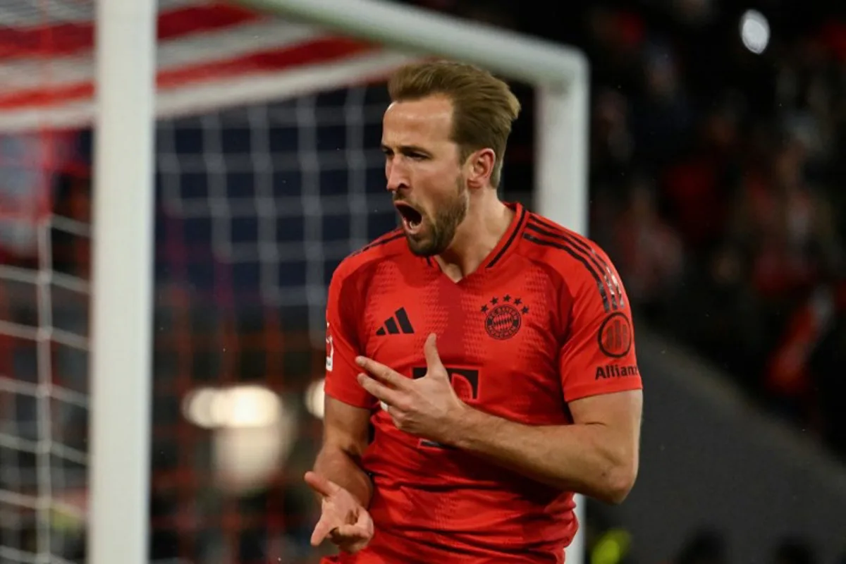 Bayern Munich's English forward #09 Harry Kane celebrates scoring the opening goal  from the penalty spot during the German first division Bundesliga football match FC Bayern Munich vs FC Augsburg in Munich, southern Germany, on November 22, 2024.  LUKAS BARTH-TUTTAS / AFP