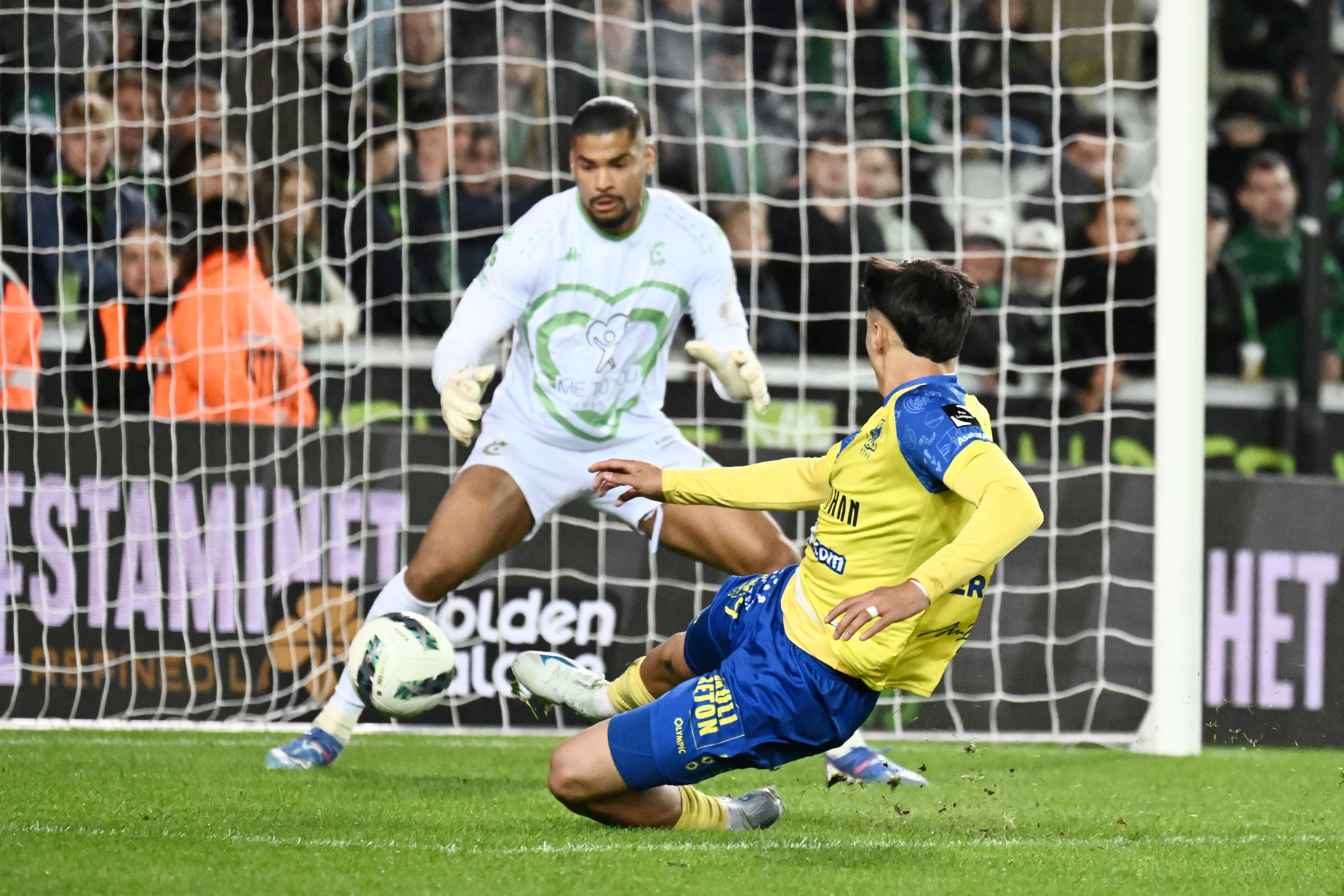 STVV's Andres Ferrari and Cercle's goalkeeper Lisboa Warleson fight for the ball during a soccer match between Cercle Brugge and STVV, Sunday 29 September 2024 in Bruges, on day 9 of the 2024-2025 'Challenger Pro League' 1B second division of the Belgian championship. BELGA PHOTO MAARTEN STRAETEMANS