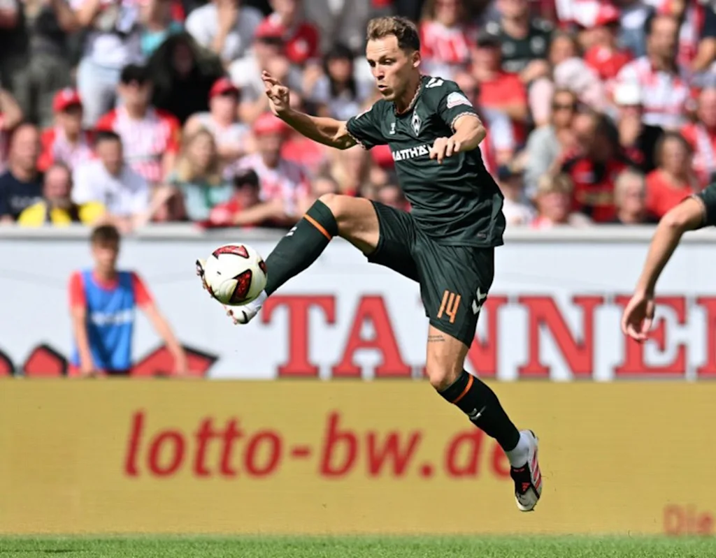 Bremen's Belgian midfielder #14 Senne Lynen controls the ball during the German first division Bundesliga football match between SC Freiburg and Werder Bremen in Freiburg, southern Germany, on August 30, 2026.  THOMAS KIENZLE / AFP