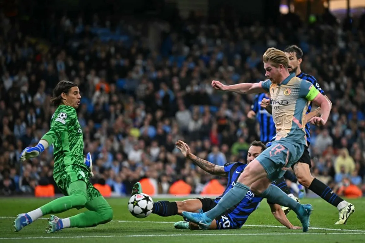 Inter Milan's Swiss goalkeeper #01 Yann Sommer (L) saves this attempt from Manchester City's Belgian midfielder #17 Kevin De Bruyne (R) during the UEFA Champions League, league phase football match between Manchester City and Inter Milan at the Etihad stadium, in Manchester, north-west England, on September 18, 2024  Paul ELLIS / AFP