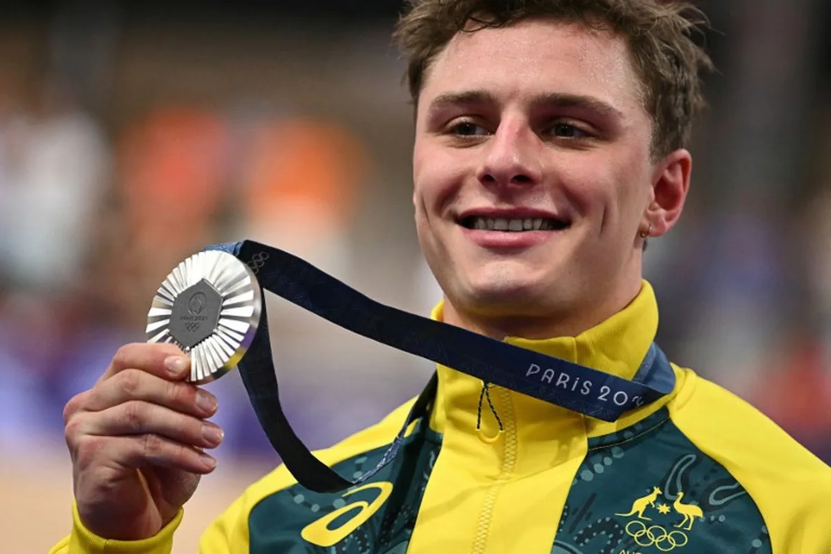 Silver medallist Australia's Matthew Richardson poses  on the podium of the men's track cycling sprint event of the Paris 2024 Olympic Games at the Saint-Quentin-en-Yvelines National Velodrome in Montigny-le-Bretonneux, south-west of Paris, on August 9, 2024.  SEBASTIEN BOZON / AFP