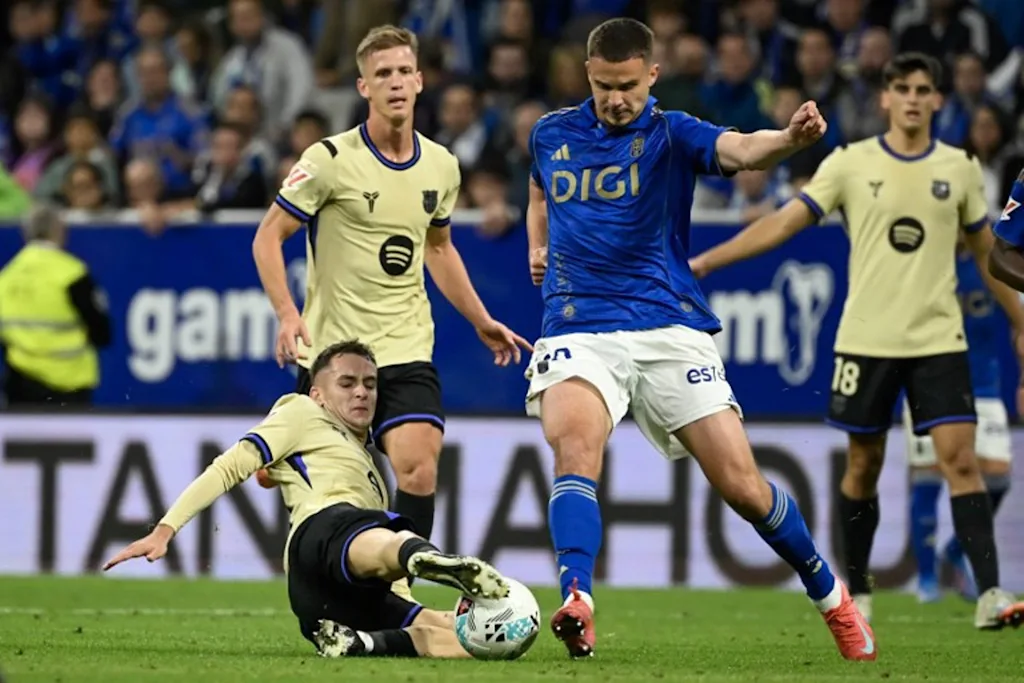 Barcelona's Spanish midfielder #17 Marc Casado (L) vies for the ball with Real Oviedo's Belgian midfielder #20 Leander Dendoncker during the Spanish league football match between Real Oviedo and FC Barcelona at the Carlos Tartiere stadium in Oviedo on September 25, 2025.  Miguel RIOPA / AFP
