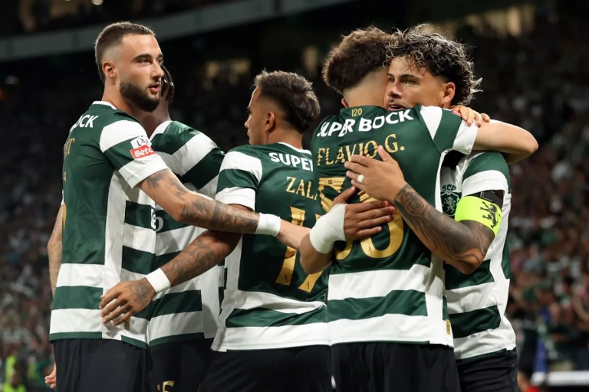 Sporting Lisbon's Uruguayan midfielder #20 Maximiliano Araujo (R) celebrates scoring the opening goal during the Portuguese League football match between Sporting CP and FC Alverca at Jose Alvalade stadium in Lisbon on August 22, 2026. PATRICIA DE MELO MOREIRA / AFP