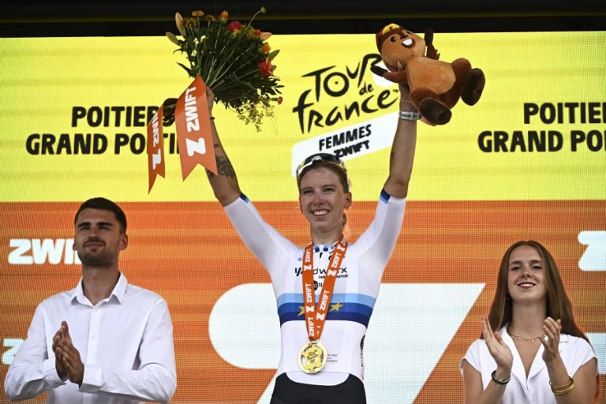 Team SD Worx - Protime's Dutch rider Lorena Wiebes celebrates on the podium after winning the 4th stage (out of 9) of the fourth edition of the Women's Tour de France cycling race, 130.7 km from Saumur to Poitiers, in Poitiers, western France on July 29, 2025. JULIEN DE ROSA / AFP