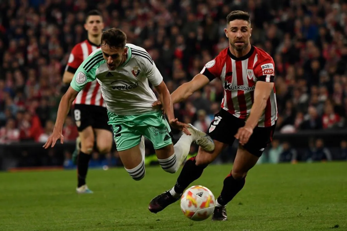 Osasuna's Spanish midfielder Aimar Oroz (L) fights for the ball with Athletic Bilbao's Spanish defender Yeray Alvarez during the Spanish Copa del Rey (King's Cup) semi final second leg football match between Athletic Club Bilbao and CA Osasuna at the San Mames stadium in Bilbao on April 4, 2023. ANDER GILLENEA / AFP