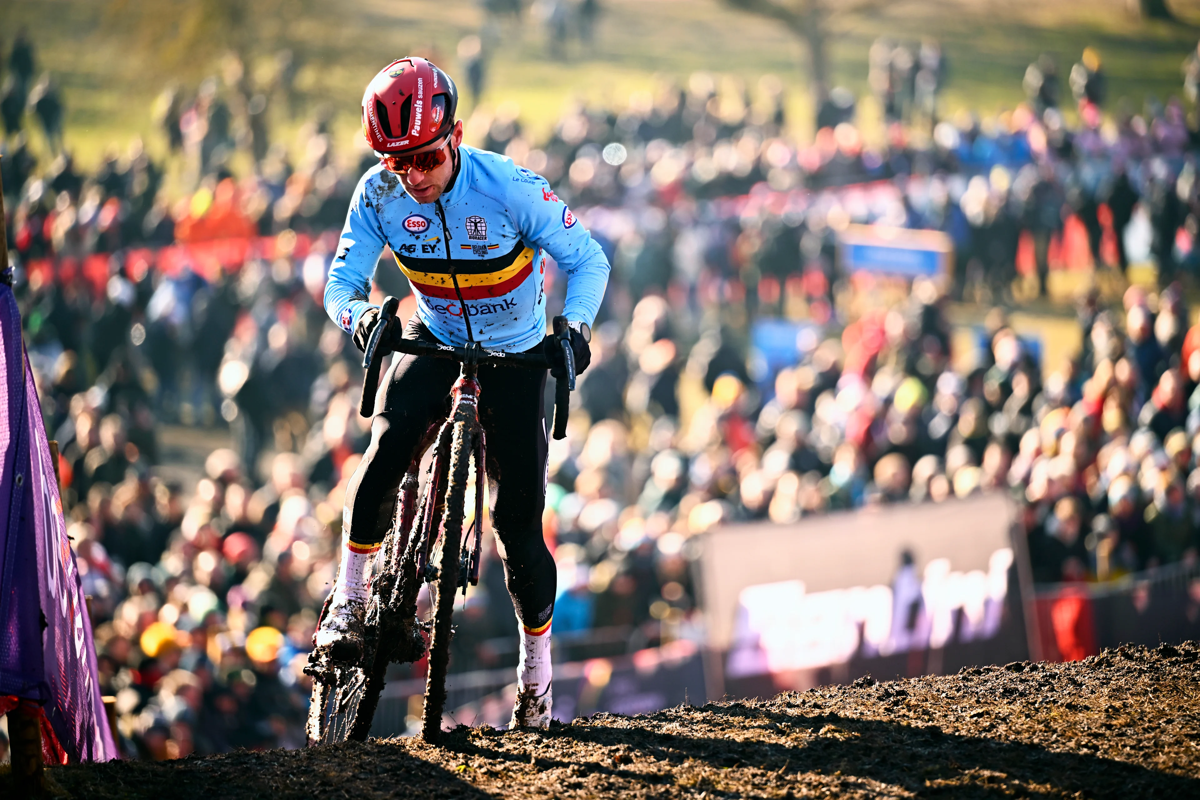 Belgian Eli Iserbyt pictured during the warming-up at the UCI cyclocross World Championship, in Lievin, France, Sunday 02 February 2025. The world championships are taking place from 31 January until 02 February. BELGA PHOTO JASPER JACOBS