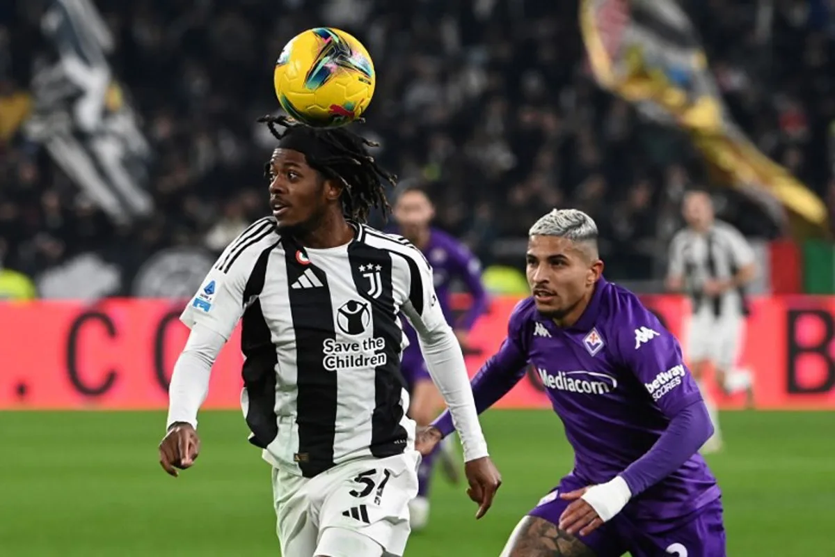 Juventus' Belgian forward #51 Samuel Mbangula (L) and Fiorentina's Brazilian defender #02 Dodo (R) fight for the ball during the Italian Serie A football match between Juventus and Fiorentina at the Allianz Stadium in Turin on December 29, 2024.  Isabella BONOTTO / AFP