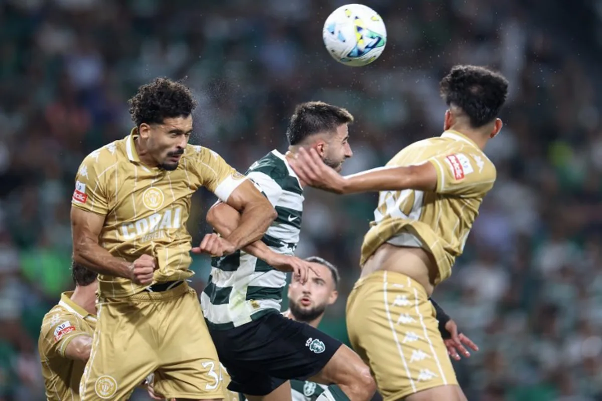 Sporting Lisbon's Belgian defender #06 Zeno Debast (C) vies for a header with Nacional's Brazilian defender #34 Leo Santos (L) during the Portuguese League football match between Sporting CP and CD Nacional da Madeira at the Jose Alvalade stadium in Lisbon on September 5, 2026. #25 Goncalo Inacio  PATRICIA DE MELO MOREIRA / AFP