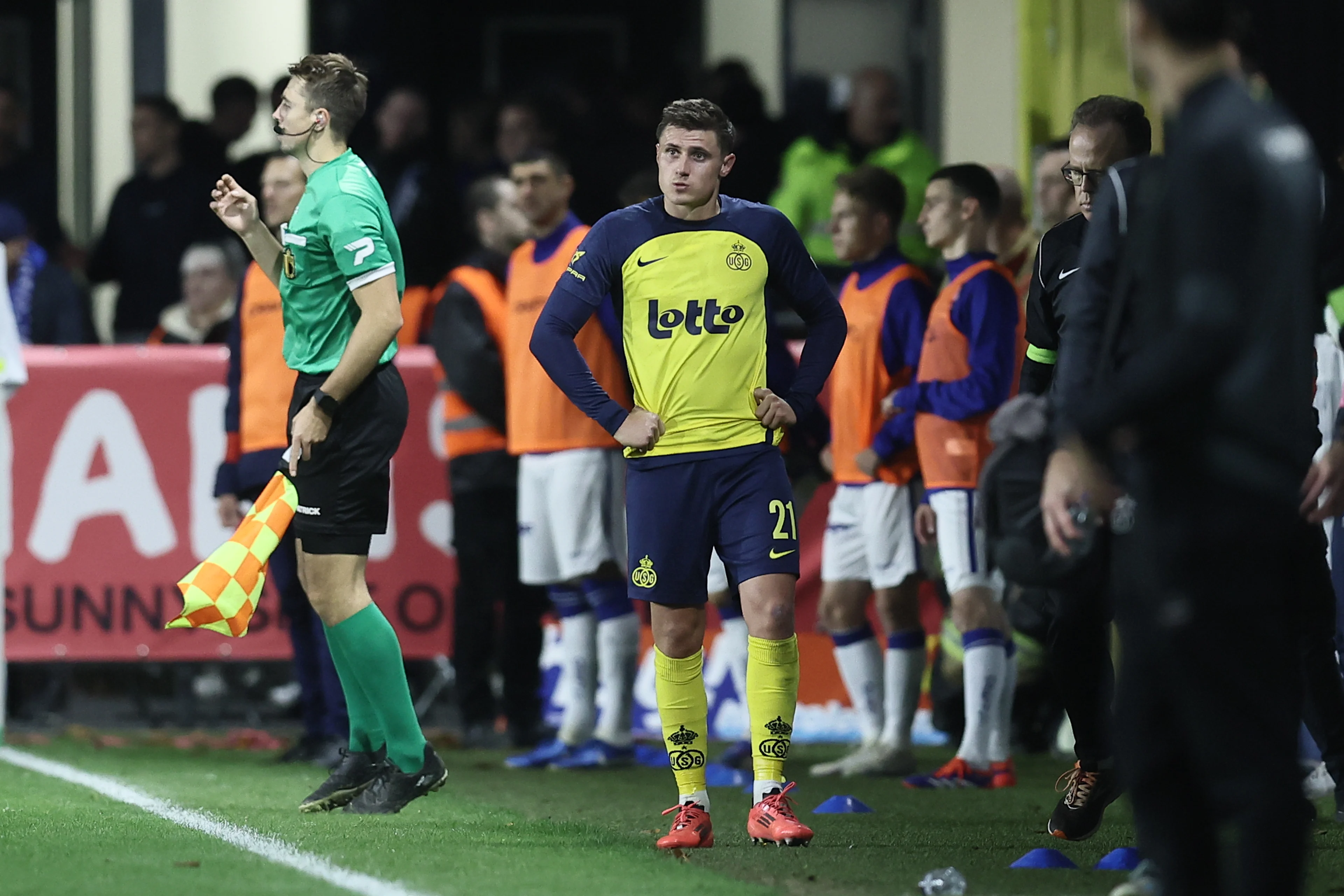 Union's Alessio Castro-Montes leaves the pitch after being injured during a soccer match between Royale Union Saint-Gilloise and KAA Gent, Saturday 19 October 2024 in Brussels, on day 11 of the 2024-2025 season of the 'Jupiler Pro League' first division of the Belgian championship. BELGA PHOTO BRUNO FAHY