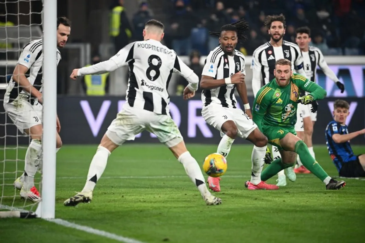 Juventus' Italian defender #04 Federico Gatti (L) and Juventus' Dutch midfielder #08 Teun Koopmeiners saves the ball during the Italian Serie A football match between Atalanta and Juventus at the Gewiss Stadium in Bergamo, on January 14, 2025.  Isabella BONOTTO / AFP