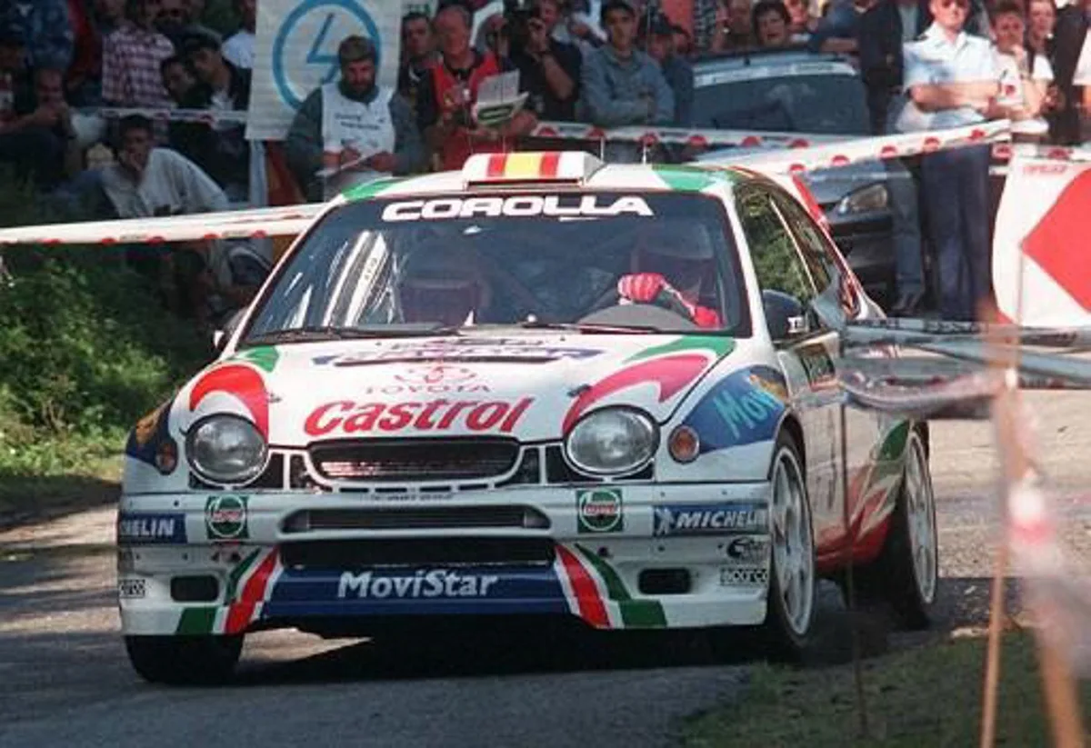 la Toyota Corolla WRC de l'équipage espagnol Carlos Sainz/Luis Moya roule lors d'un des cinq spéciales le 07 mai 1999 au cours de la première étape Ajaccio-Propriano-Ajaccio qu'il termine à la troisième place dans le Tour de Corse auto comptant pour le championnat du monde des rallyes. Spanish crew of Carlos Sainz and Luis Moya at the wheel of their Toyota Corolla WRC on their way to finish third in the first leg of the Rally of Corsica 07 May 1999 ran between Ajaccio-Propriano-Ajaccio following five special stages. Philippe Bugalski in a Citroen Zsara Kit took the first place and countryman Francois Delecour in a Peugeot 206 WRC placed second.