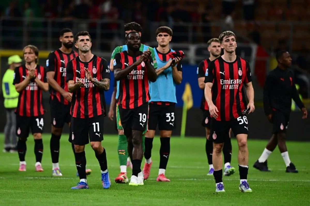 AC Milan's Croatian midfielder #14 Luka Modric, AC Milan's US forward #11 Christian Pulisic, AC Milan's French midfielder #19 Youssouf Fofana, AC Milan's Italian defender #33 Davide Bartesaghi and AC Milan's Begian midfielder #56 Alexis Saelemaekers greet fans at the end of the Italian Serie A football match between AC Milan and Cremonese at San Siro stadium in Milan, on August 23, 2025. PIERO CRUCIATTI / AFP