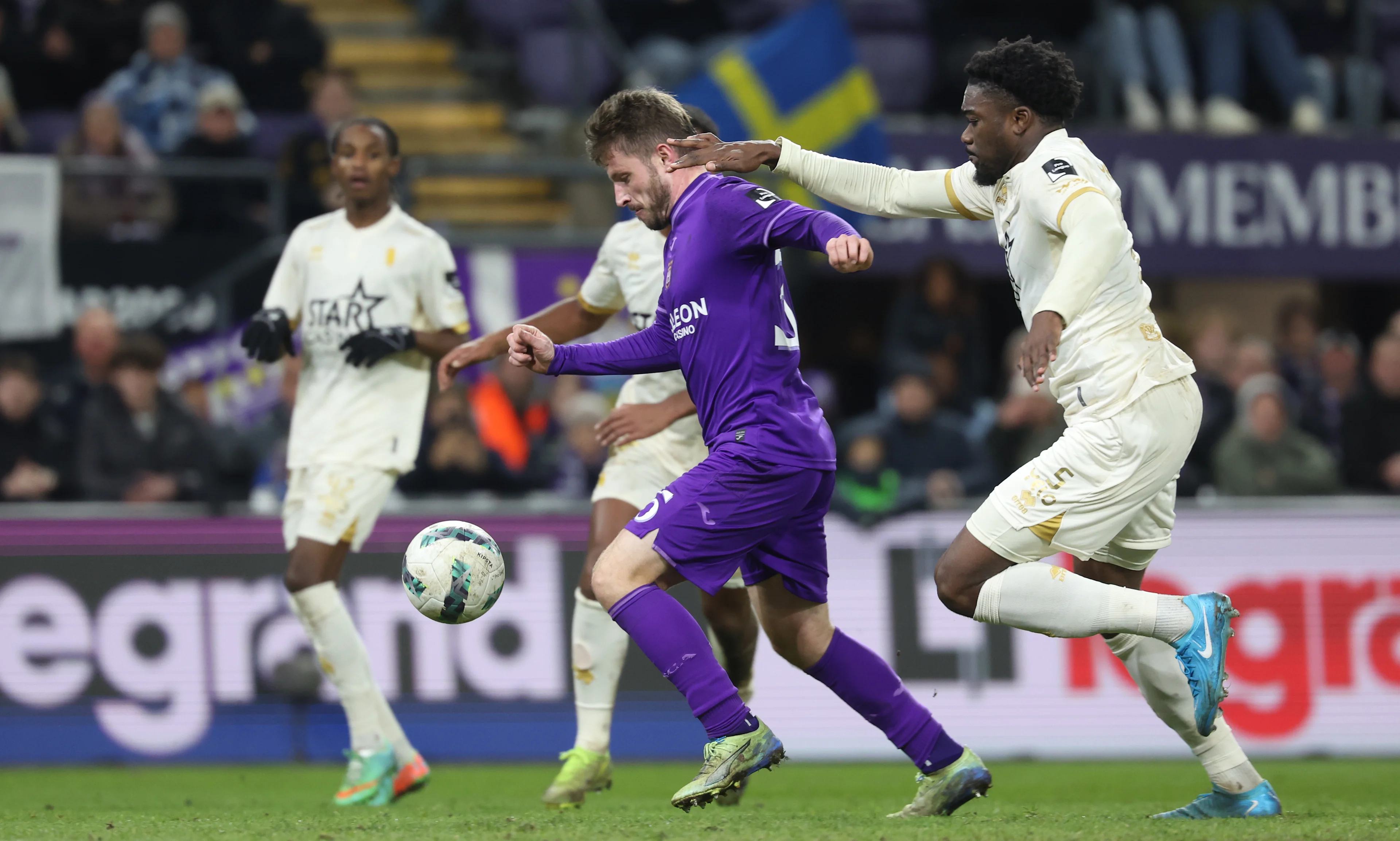 Anderlecht's Anders Dreyer scoring the 2-1 goal during a soccer match between RSC Anderlecht and Beerschot VA, Sunday 08 December 2024 in Brussels, a game of day 17 of the 2024-2025 season of the 'Jupiler Pro League' first division of the Belgian championship. BELGA PHOTO VIRGINIE LEFOUR