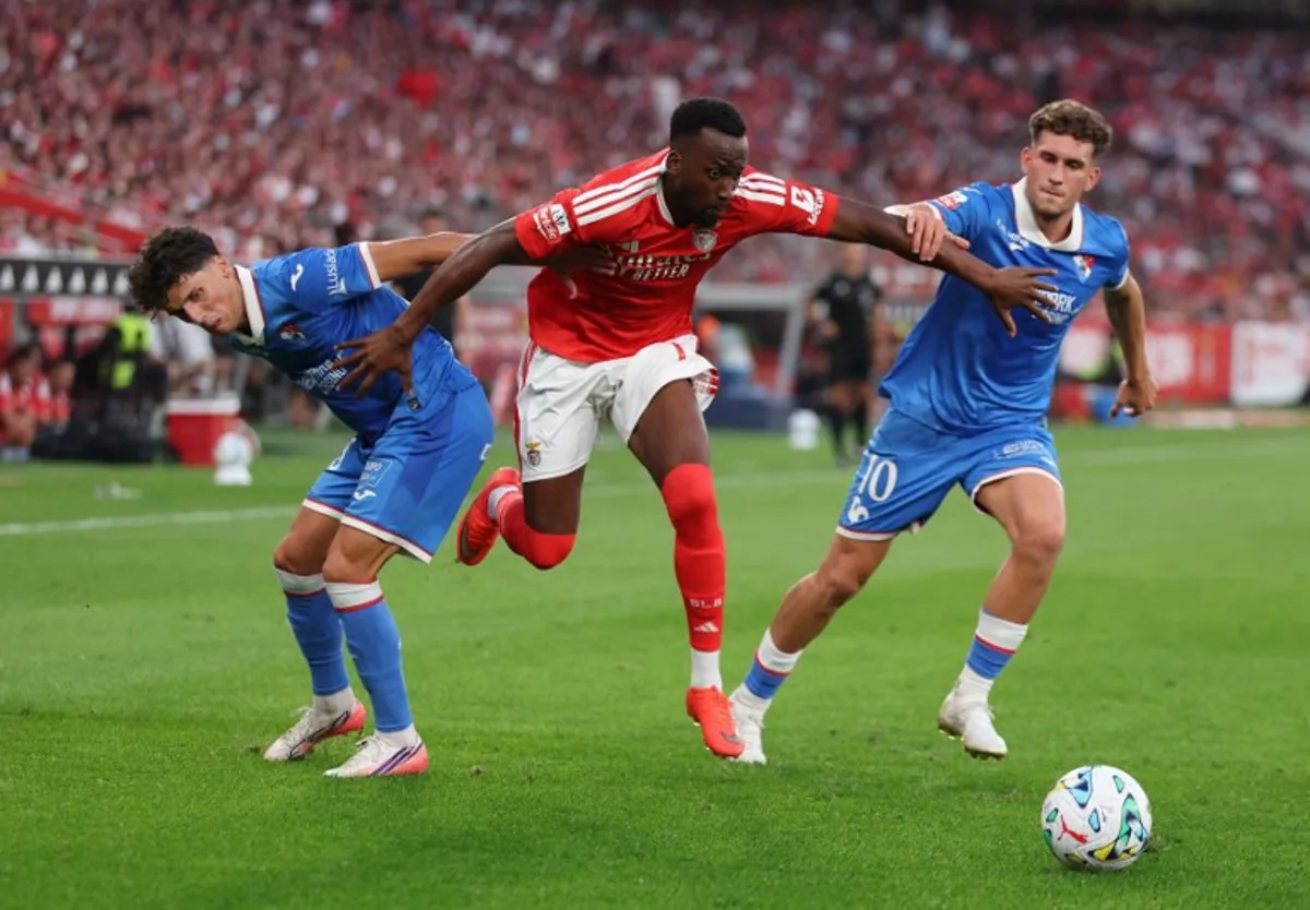 Benfica's Belgian forward #11 Dodi Lukebakio fights for the ball with Gil Vicente's Portuguese defender #20 Gil Martins and Gil Vicente's Spanish forward #10 Santiago Garcia during the Portuguese League football match between SL Benfica and Gil Vicente FC at Estadio da Luz in Lisbon on September 13, 2026. Patricia de Melo Moreira / AFP