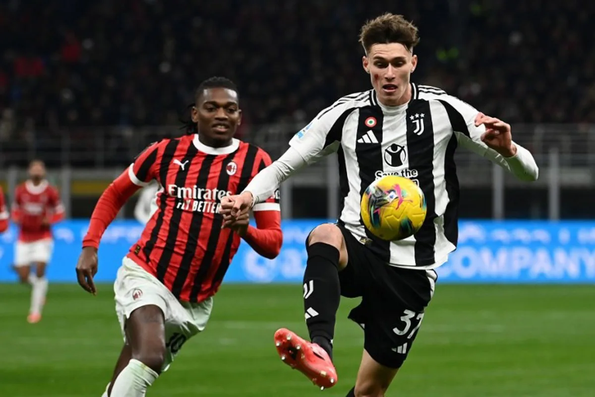 Juventus' Italian defender #37 Nicolo Savona (R) controls the ball during the Italian Serie A football match between AC Milan and Juventus Turin at San Siro stadium in Milan, on November 23, 2024.  Isabella BONOTTO / AFP