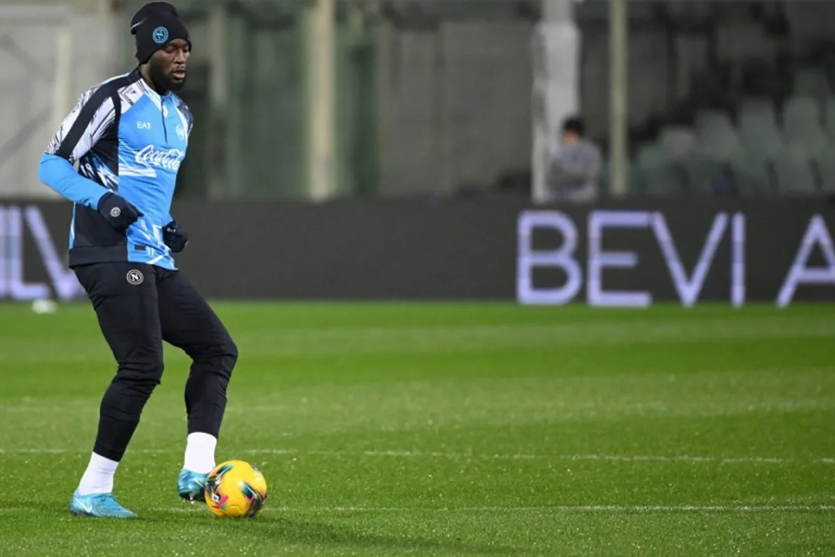 Napoli's Belgian forward #11 Romelu Lukaku takes part in a warm-up session ahead of the Italian Serie A football match Fiorentina and Napoli at Artemio Franchi stadium in Florence, on January 4, 2025.  Alberto PIZZOLI / AFP