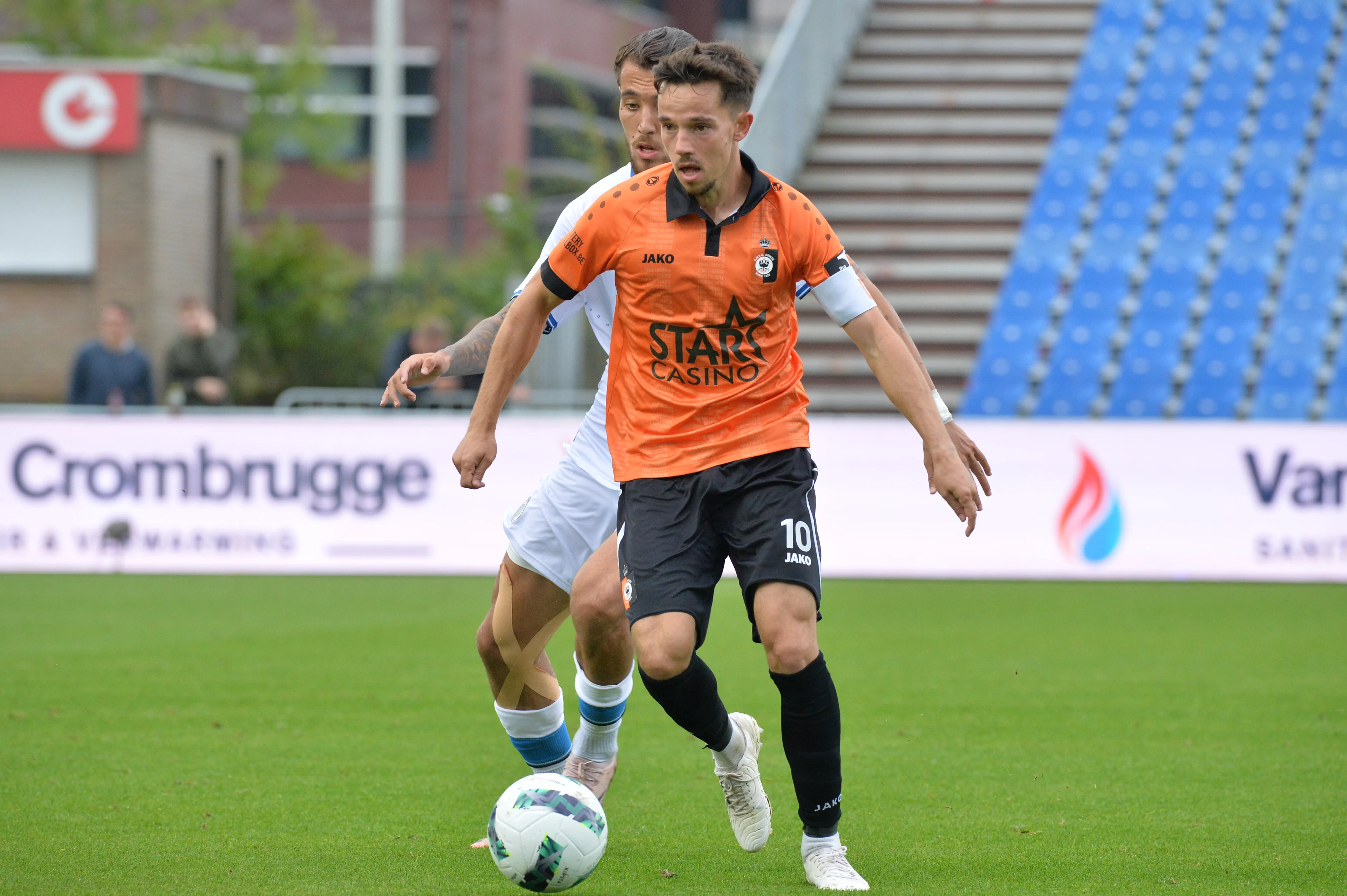 Deinze's Gaetan Hendrickx pictured in action during a soccer match between KMSK Deinze and Club NXT, in Deinze, on day 5 of the 2024-2025 season of the 'Challenger Pro League' second division of the Belgian championship, Sunday 22 September 2024. BELGA PHOTO JILL DELSAUX