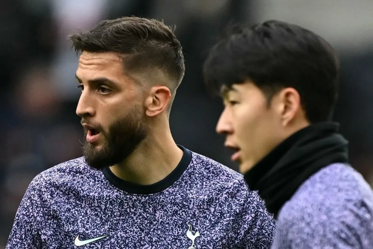 Tottenham Hotspur's Uruguayan midfielder #30 Rodrigo Bentancur (L) and Tottenham Hotspur's South Korean striker #07 Son Heung-Min warm up ahead of the English Premier League football match between Tottenham Hotspur and Bournemouth at Tottenham Hotspur Stadium in London, on December 31, 2023.  Ben Stansall / AFP