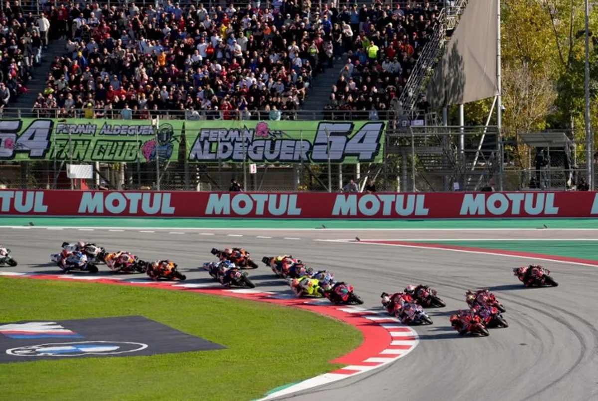 Riders take the start of the MotoGP Solidarity Grand Prix of Barcelona at the Circuit de Catalunya on November 17, 2024 in Montmelo on the outskirts of Barcelona.  Manaure Quintero / AFP