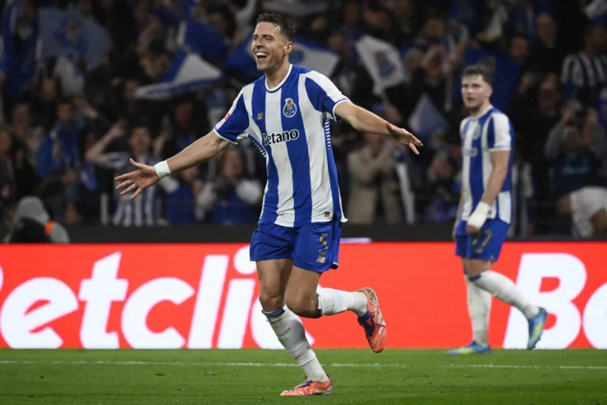 FC Porto's Polish defender #05 Jan Bednarek celebrates scoring the opening goal during the Portuguese League football match between FC Porto and FC Alverca at Dragao stadium in Porto, on May 2, 2026.  Miguel RIOPA / AFP