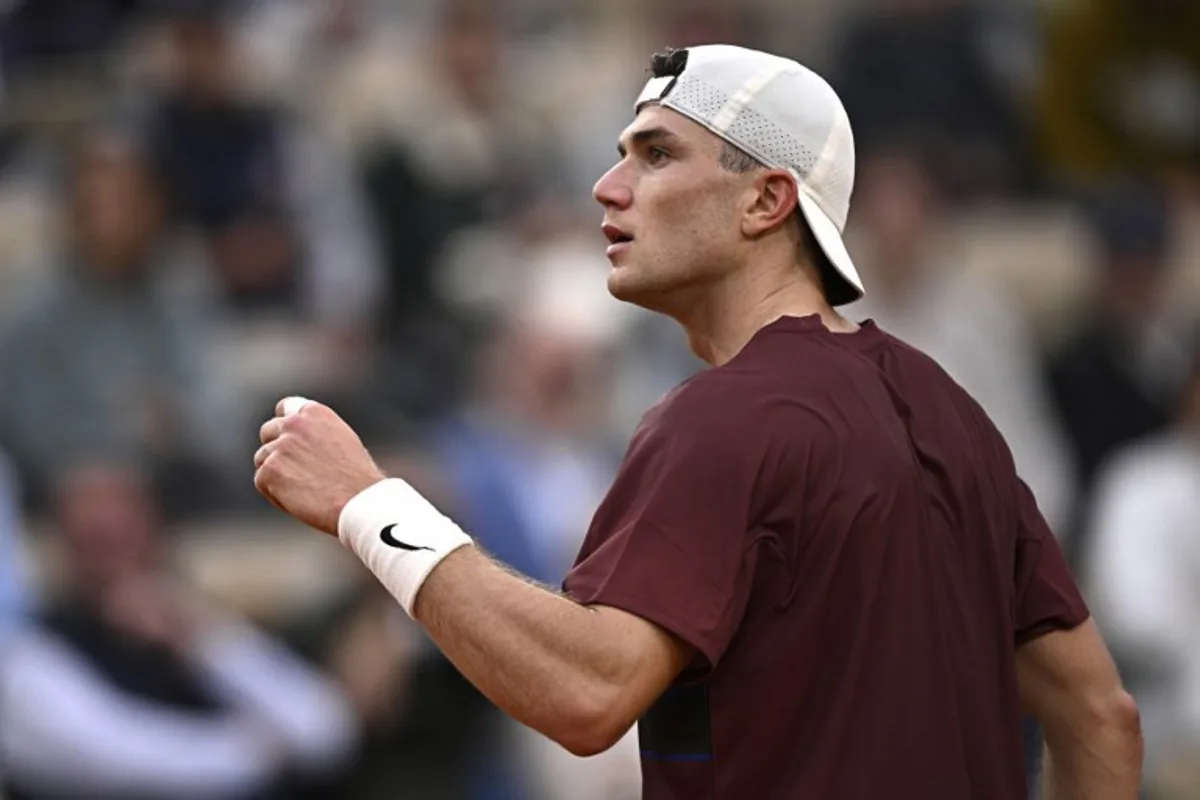 Britain's Jack Draper reacts after a point during his men's singles match against Italy's Mattia Bellucci on day 3 of the French Open tennis tournament on Court Suzanne-Lenglen at the Roland-Garros Complex in Paris on May 27, 2025. JULIEN DE ROSA / AFP