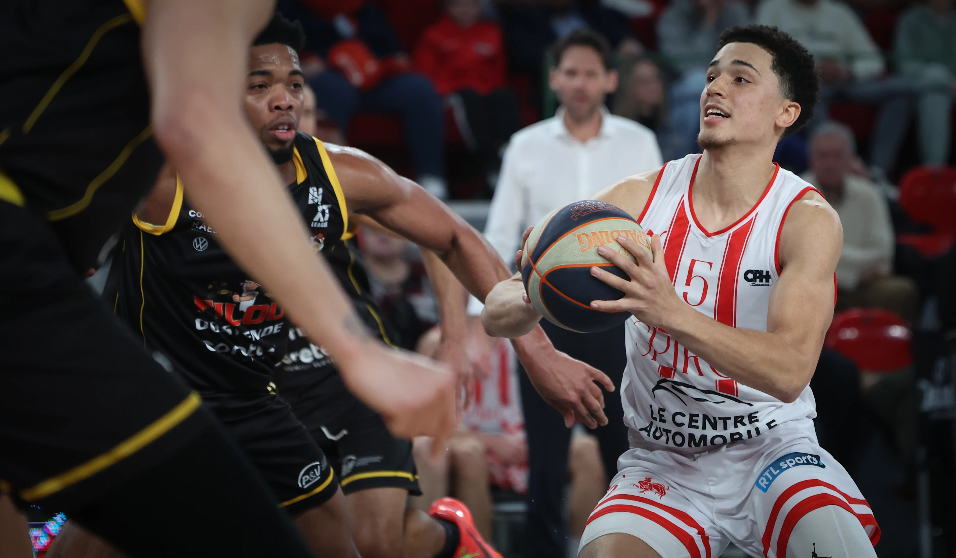 0àstende's Anosike and Spirou's Adedayo Polet fight for the ball during a basketball match between Spirou Charleroi and BC Oostende, Friday 03 January 2025 in Charleroi, a quarter-finals 1st leg game in the Lotto Basketball competitiion. BELGA PHOTO VIRGINIE LEFOUR