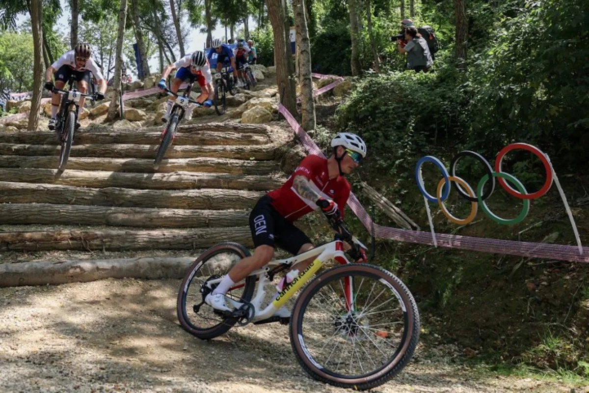 Denmark's Simon Andreassen competes in the men's cross-country mountain biking event during the Paris 2024 Olympic Games in Elancourt Hill venue in Elancourt, on July 29, 2024.  Emmanuel DUNAND / AFP