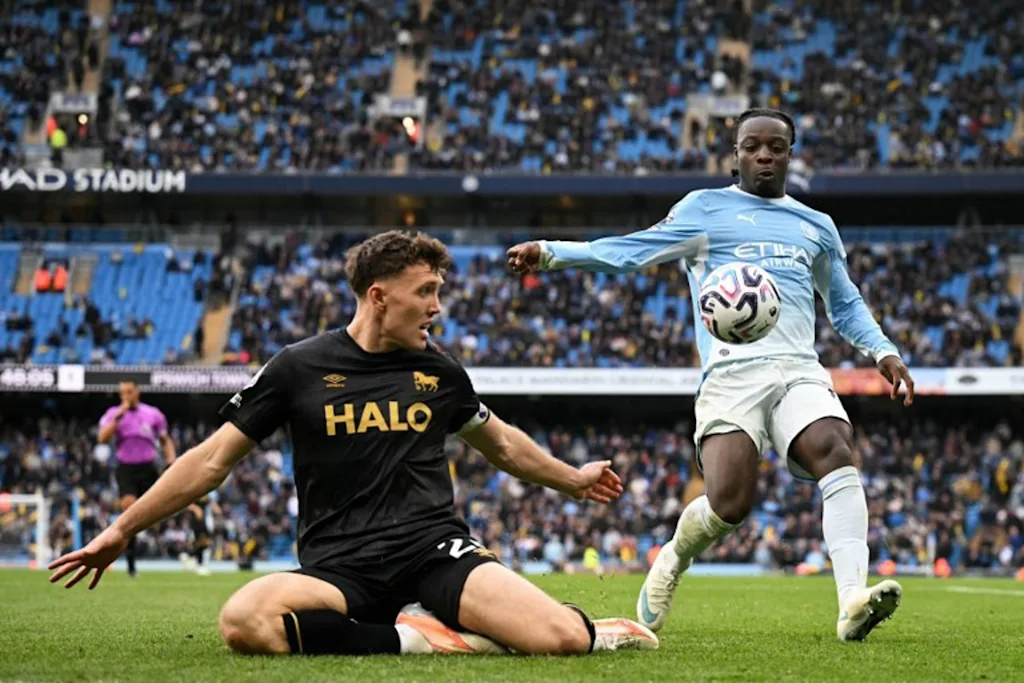 Ipswich Town's Irish defender #26 Dara O'Shea (L) vies with Manchester City's Belgian midfielder #11 Jeremy Doku (R) during the English Premier League football match between Manchester City and Ipswich Town at the Etihad Stadium in Manchester, north west England, on October 17, 2026.  Oli SCARFF / AFP