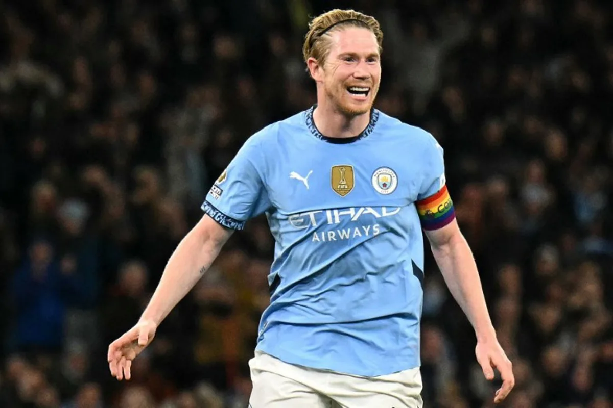 Manchester City's Belgian midfielder #17 Kevin De Bruyne celebrates scoring the team's second goal during the English Premier League football match between Manchester City and Nottingham Forest at the Etihad Stadium in Manchester, north west England, on December 4, 2024.  Oli SCARFF / AFP