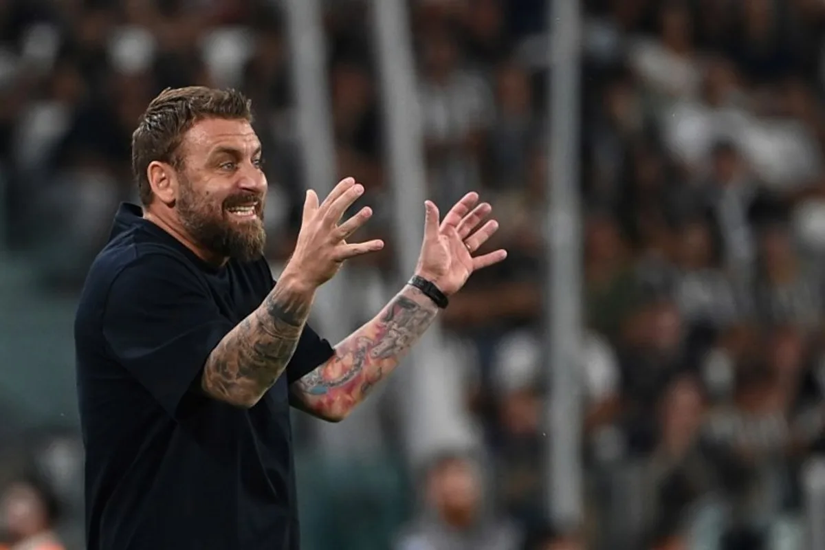 Roma's Italian head coach Daniele De Rossi reacts during the Italian Serie A football match between Juventus and Roma at Allianz Stadium in Turin, on September 1, 2024. Isabella BONOTTO / AFP
