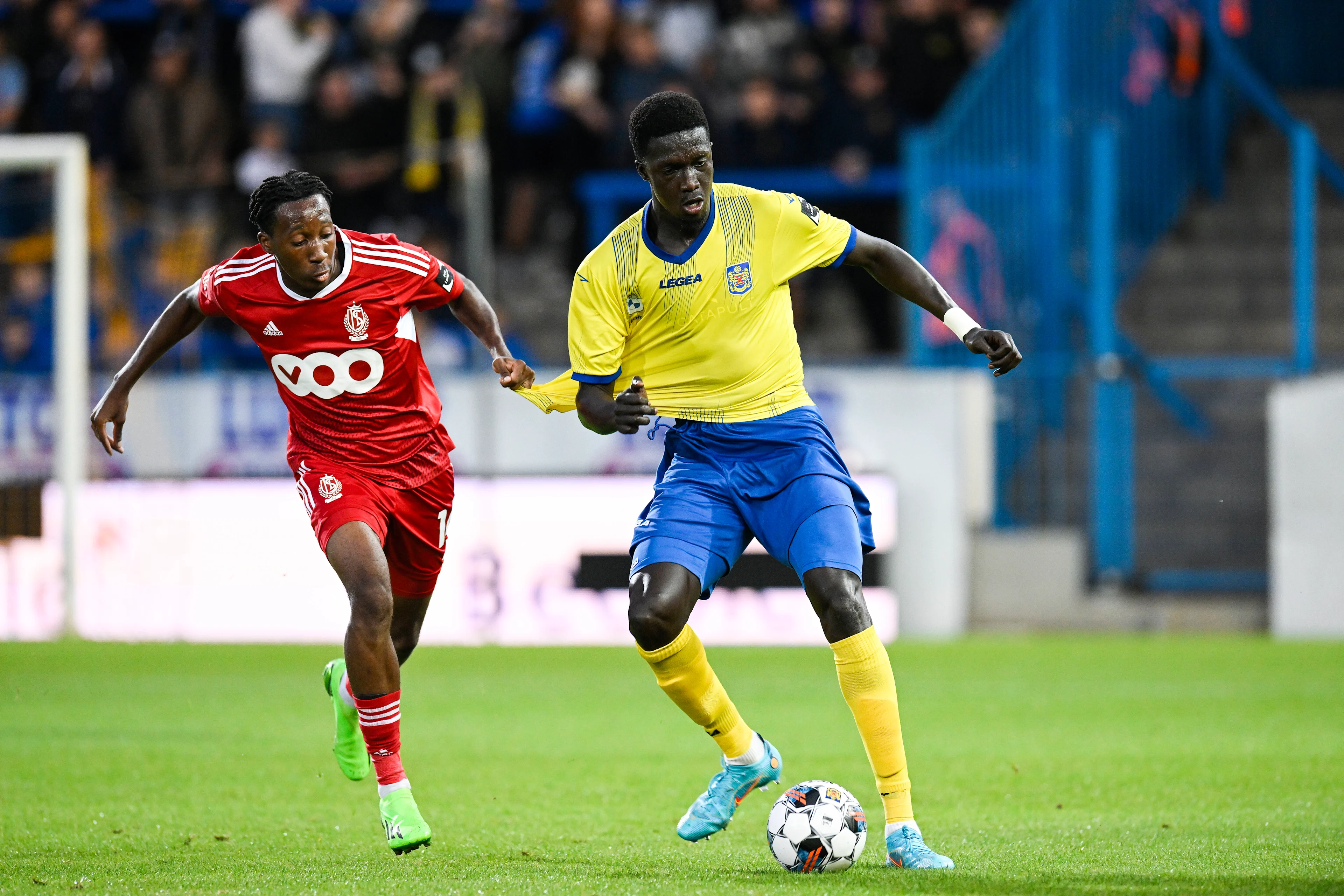 SL16's Leandre Kuavita and Beveren's Malick Fall Ndour fight for the ball during a soccer match between SK Beveren and SL16 (Standard Liege u23), Saturday 10 September 2022 in Beveren-Waas, on day 5 of the 2022-2023 'Challenger Pro League' 1B second division of the Belgian championship. BELGA PHOTO TOM GOYVAERTS