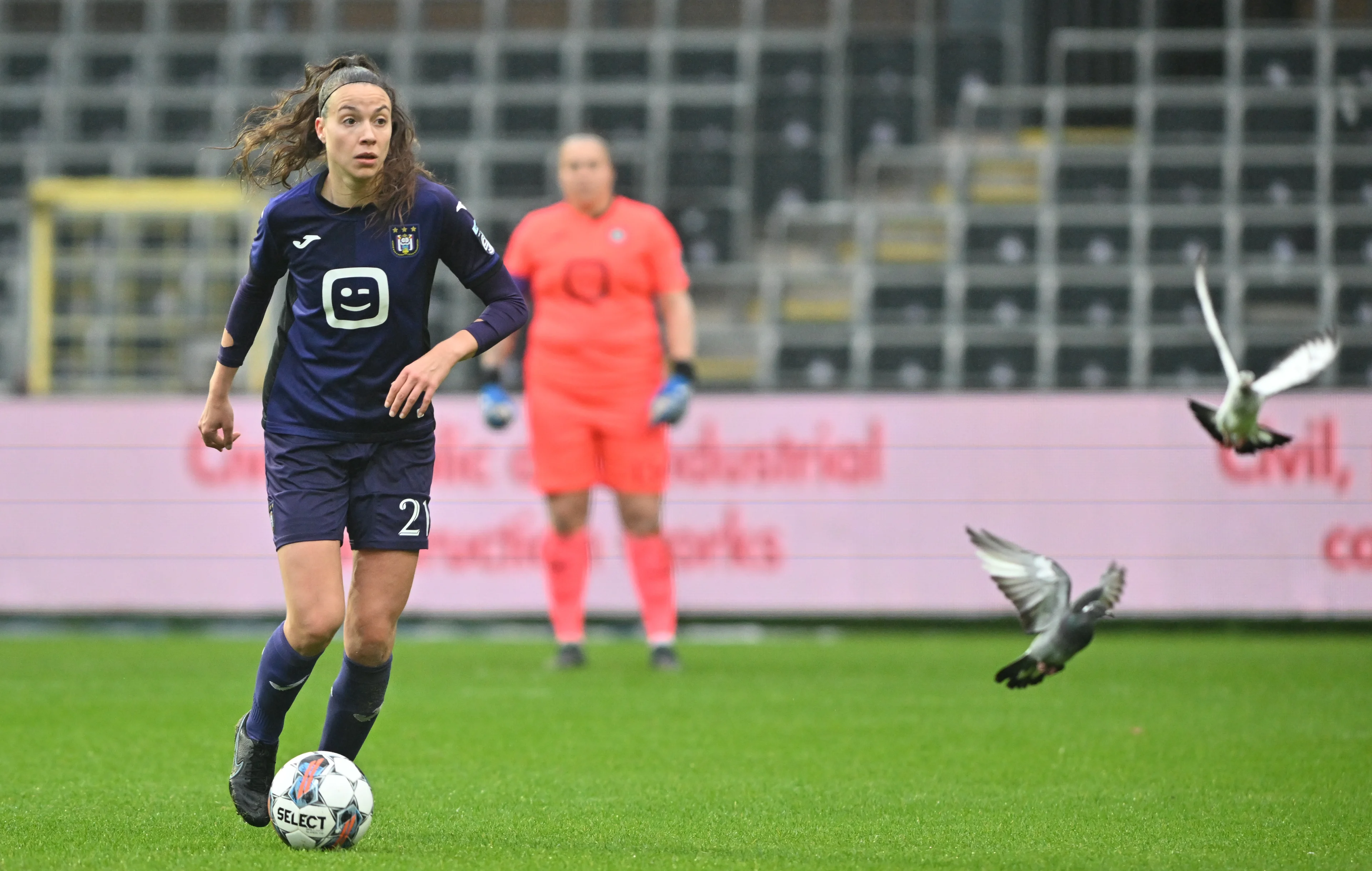 Anderlecht Women's Silke Vanwynsberghe pictured in action with pigeons during a soccer match between RSC Anderlecht and OH Leuven, Saturday 19 November 2022 in Brussels, on day 11 of the 2022-2023 Belgian 'Super League' women's first division soccer competition. BELGA PHOTO DAVID CATRY