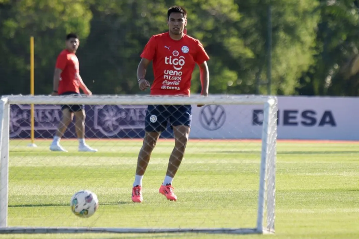 Paraguay's midfielder Diego Gomez eyes the ball during a training session in Ypane, near Asuncion, Paraguay, on October 12, 2024. Paraguay will face Venezuela on October 15 in the South American qualifiers for the 2026 FIFA World Cup in North America. DANIEL DUARTE / AFP