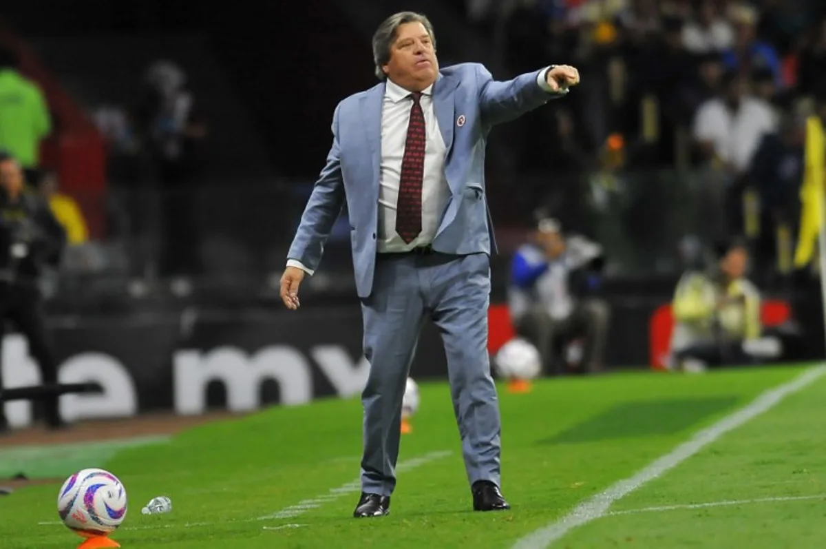 Tijuana's head coach Miguel Herrera gestures during the Mexican Apertura tournament football match at the Azteca stadium in Mexico City, on November 4, 2023.  VICTOR CRUZ / AFP