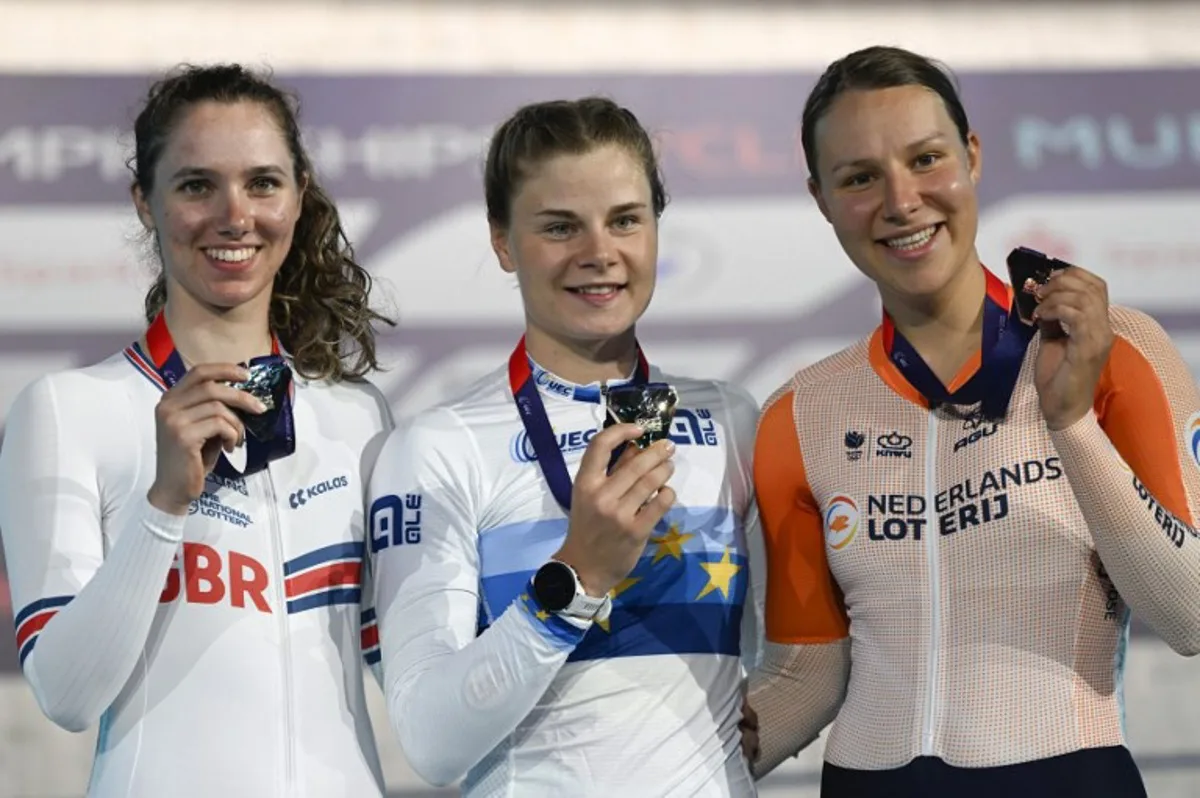 Gold medallist Belgium's Lotte Kopecky (C) poses with silver medallist Britain's Pfeiffer Georgi (L) and bronze medallist Netherlands' Mylene De Zoete after the women's elimination race final event of the European Championships Munich 2022 in Munich, southern Germany on August 13, 2022.  John MACDOUGALL / AFP