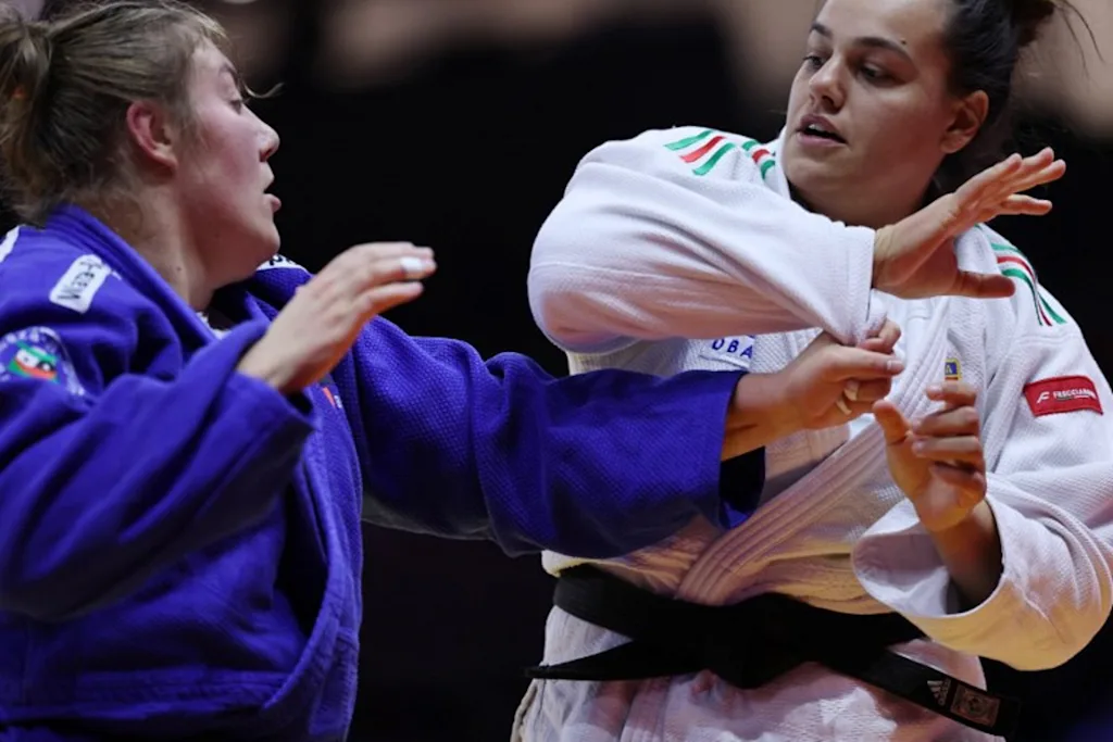 Italy's Asya Tavano (white) competes against Belgium's  Gabrielle Bouvier in the women's over 78 kg round of 16 at the World Judo Championships in Baku on October 10, 2026.  Anne-Christine POUJOULAT / AFP