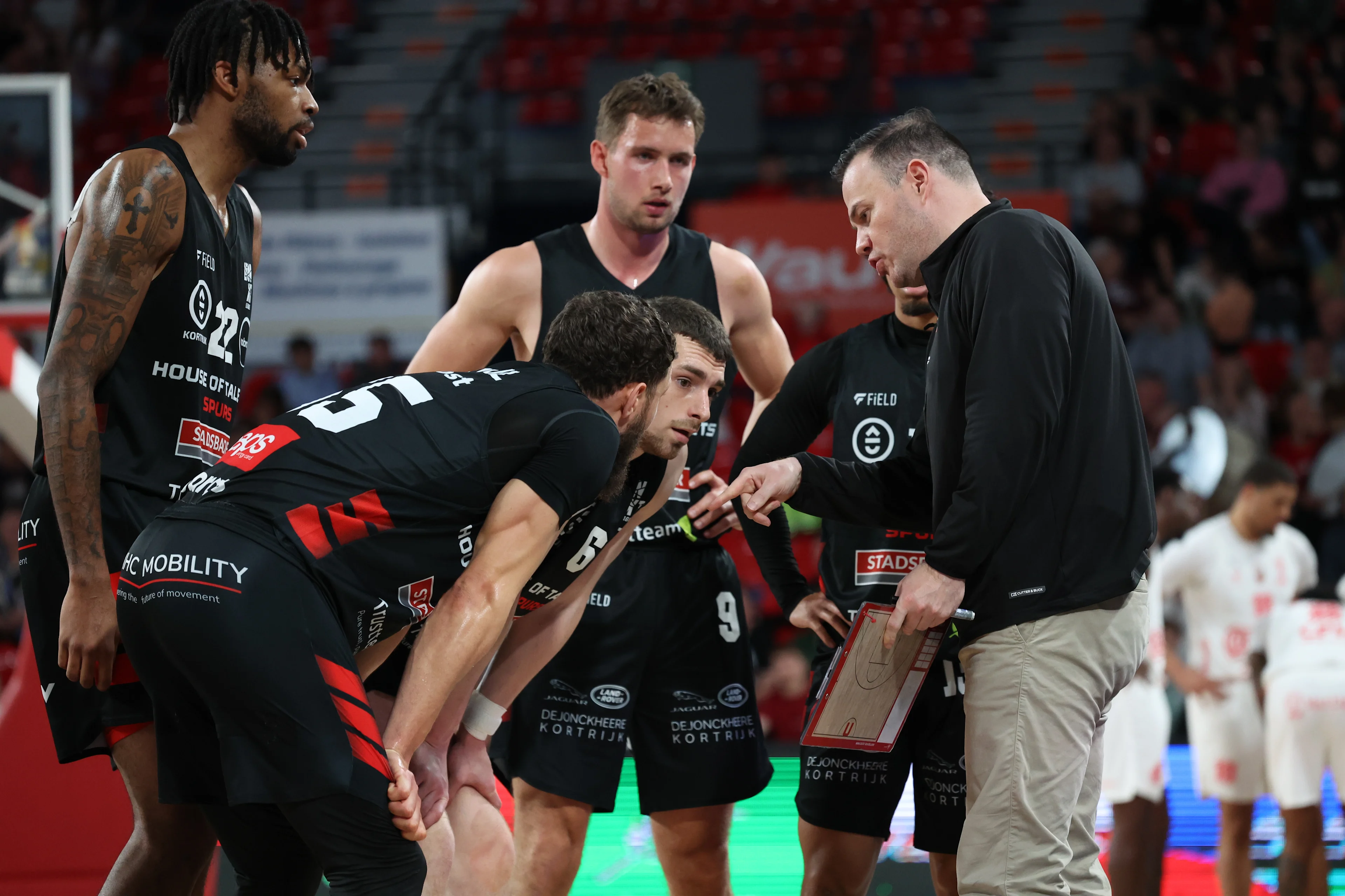 Kortrijk's head coach Johan Roijakkers talks to his players during a basketball match between Spirou Charleroi and House of Talents Spurs Kortrijk, Sunday 19 April 2026 in Charleroi, on day 30 of the 'BNXT League' Belgian and Dutch first division basket championships. BELGA PHOTO VIRGINIE LEFOUR