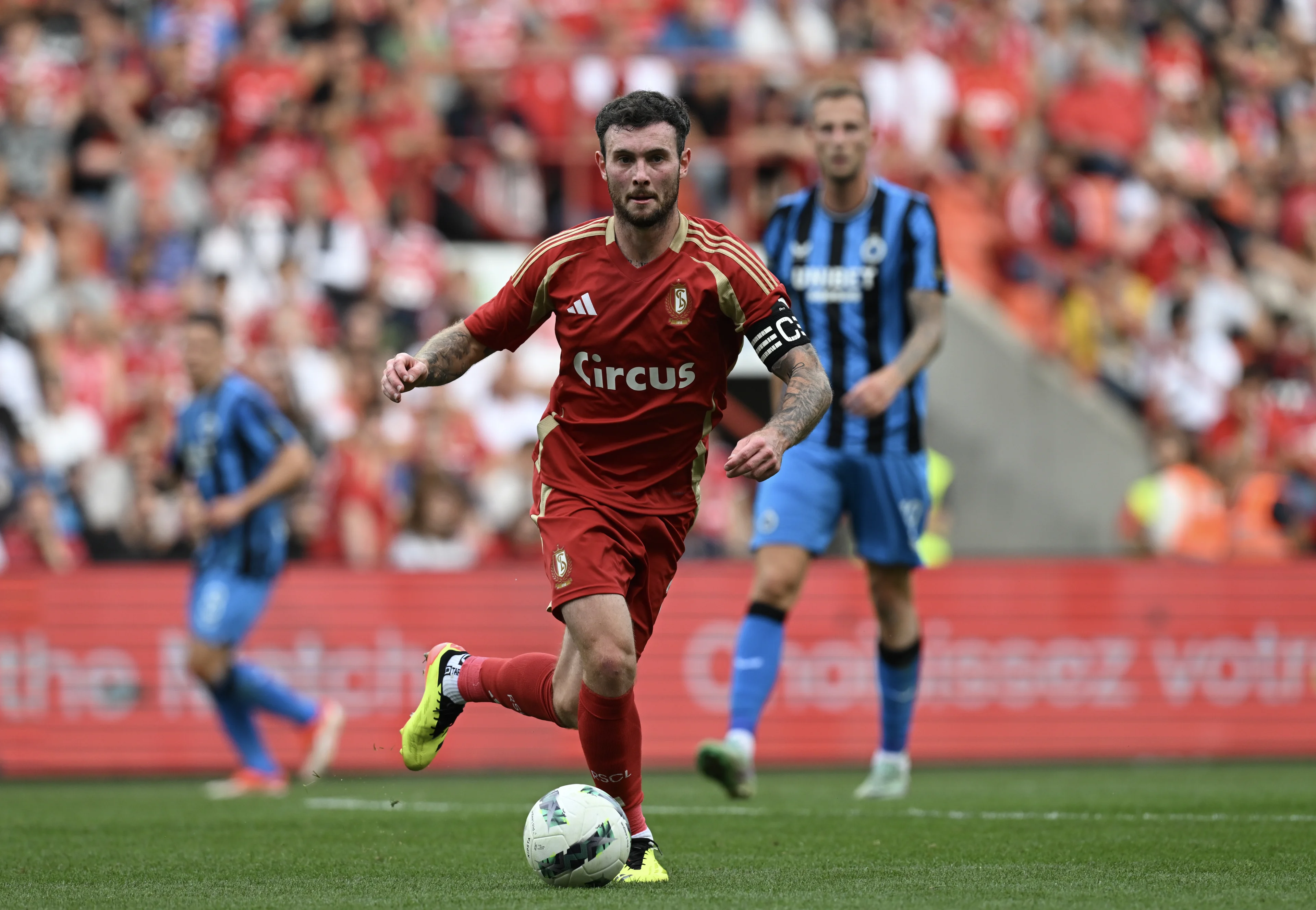 Standard's Aiden O'Neill controls the ball during a soccer match between Standard de Liege and Club Brugge, Sunday 04 August 2024 in Liege, on day 2 of the 2024-2025 season of the 'Jupiler Pro League' first division of the Belgian championship. BELGA PHOTO JOHN THYS