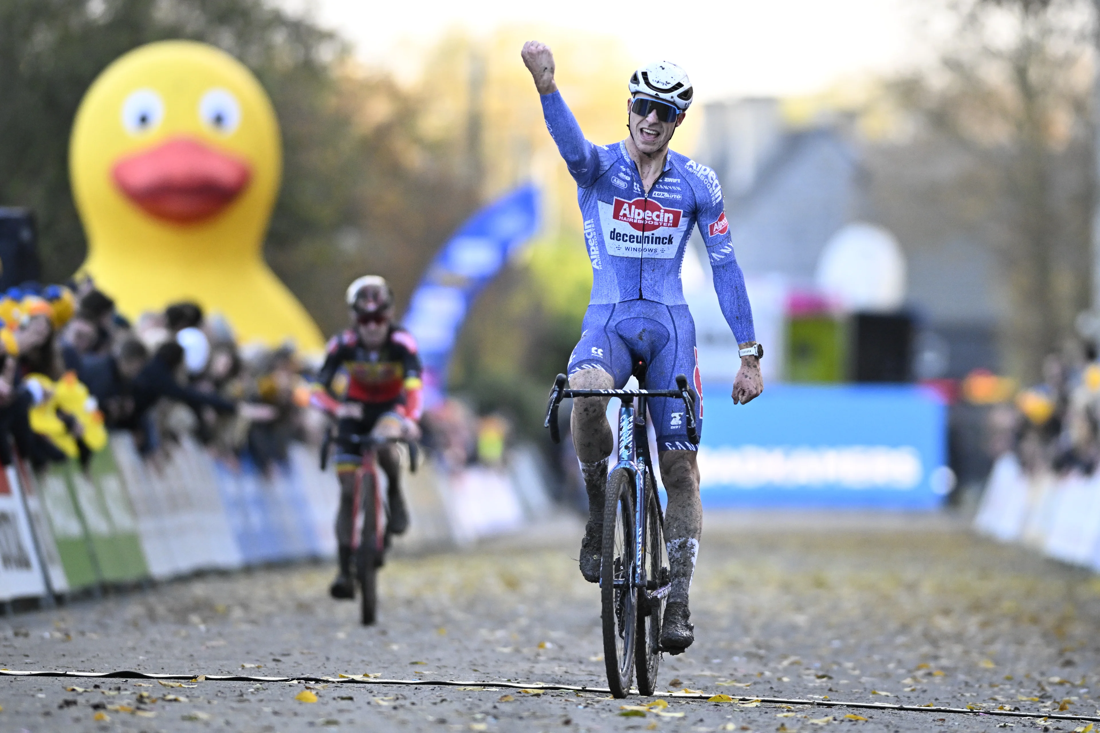 Belgian Niels Vandeputte celebrates as he crosses the finish line to win the men elite race of the 'Flandriencross' cyclocross cycling event, stage 3/8 in the 'X20 Badkamers Trofee' competition, Sunday 17 November 2024 in Hamme. BELGA PHOTO JASPER JACOBS