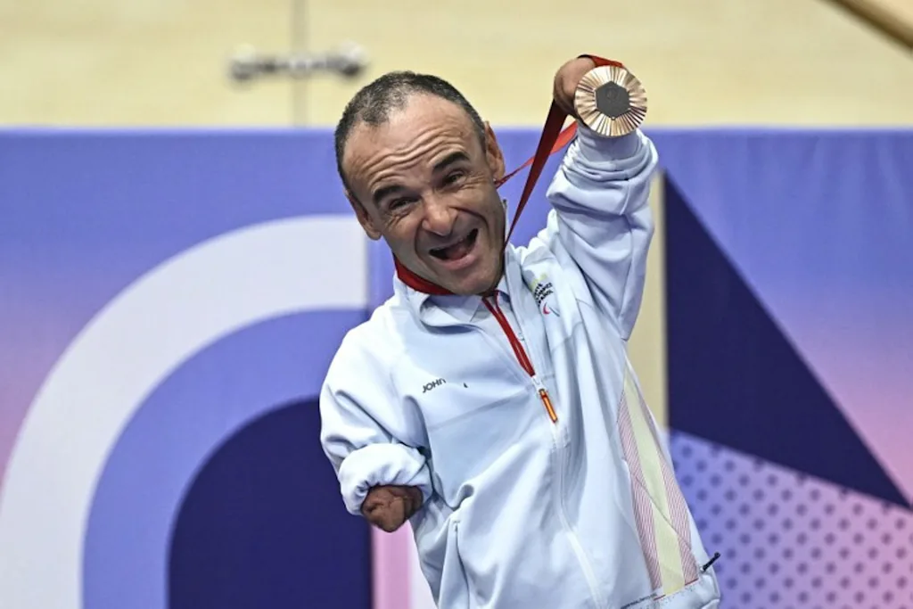 Bronze medalist Spain's Ricardo Ten Argiles celebrates on the podium of the men's C1 3000m cycling individual pursuit track event during the Paris 2024 Paralympic Games at The Saint-Quentin-en-Yvelines National Velodrome in Montigny-le-Bretonneux, south-west of Paris on August 29, 2024.  JULIEN DE ROSA / AFP