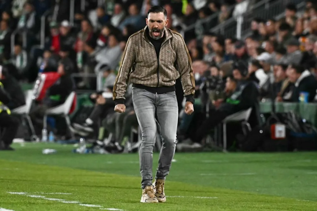 Elche's Spanish coach Eder Sarabia reacts during the Spanish league football match between Elche CF and Real Madrid CF at Martinez Valero Stadium in Elche on November 23, 2025.  JOSE JORDAN / AFP