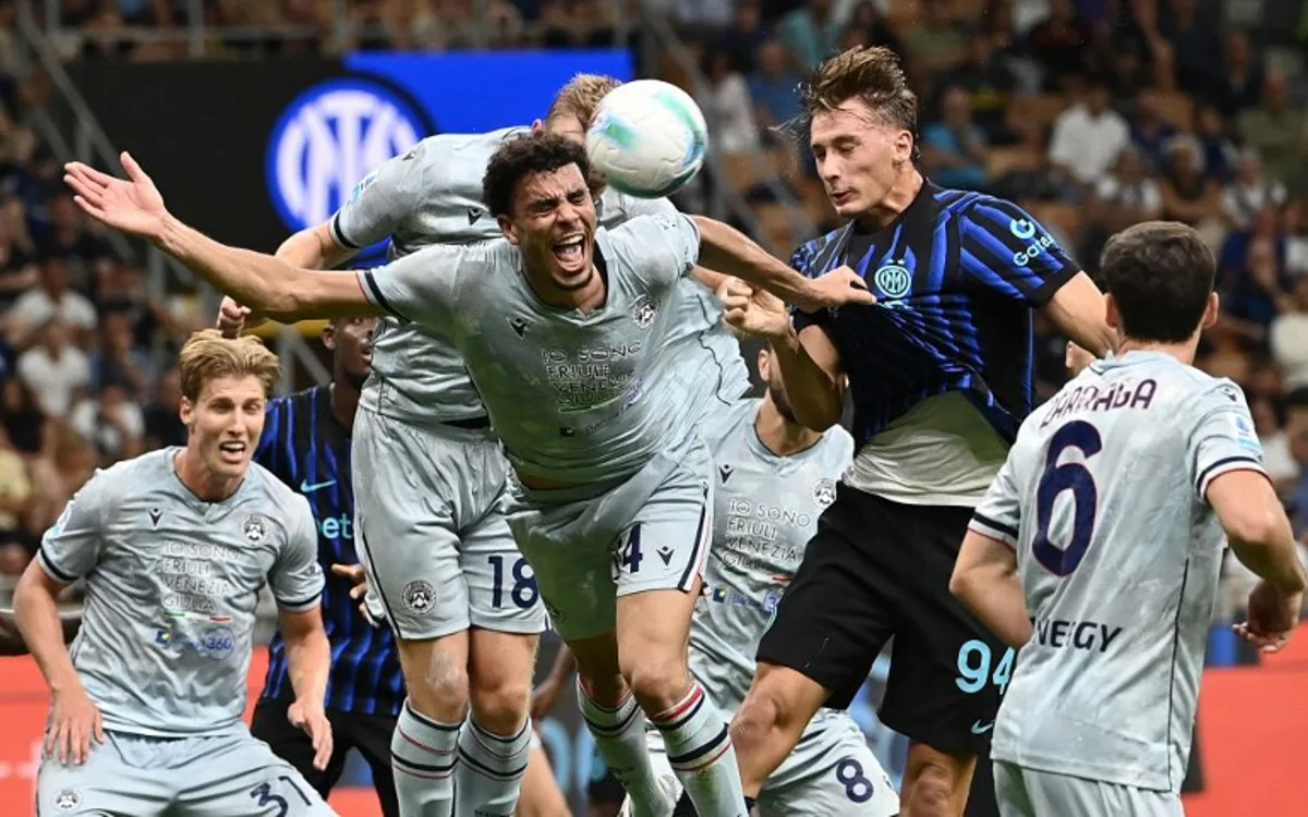 Udinese's French midfielder #14 Arthur Atta (C) fights for the ball with Inter Milan's Italian forward #94 Francesco Esposito (R) during the Italian Serie A football match between Inter Milan and Udinese at San Siro stadium in Milan on August 31, 2025. Isabella BONOTTO / AFP