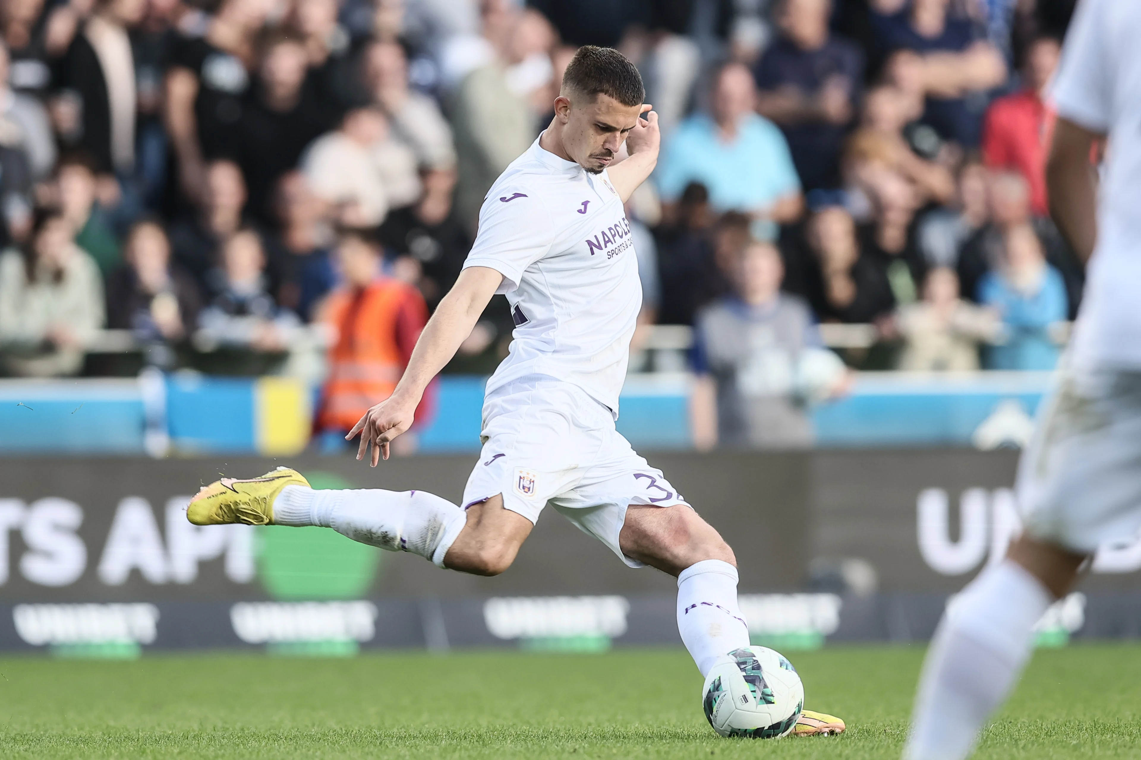 Anderlecht's Leander Dendoncker pictured in action during a soccer match between Club Brugge and RSC Anderlecht, Sunday 27 October 2024 in Brugge, on day 12 of the 2024-2025 season of the 'Jupiler Pro League' first division of the Belgian championship. BELGA PHOTO BRUNO FAHY