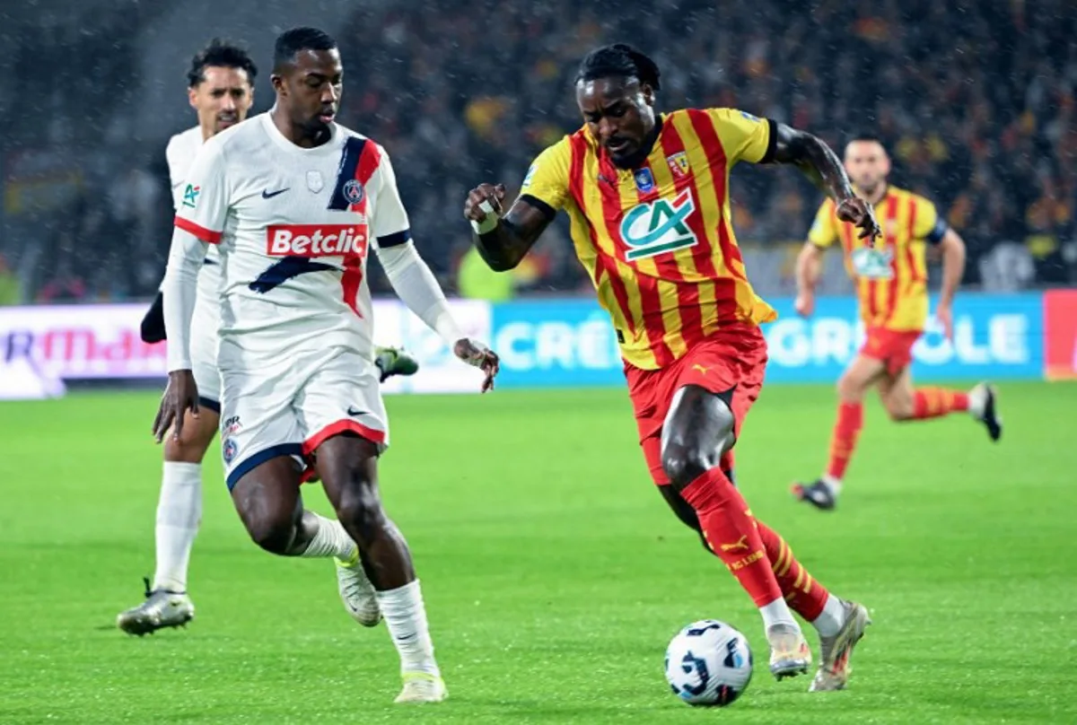 Lens' Angolan forward #08 M'Bala Nzola (R) fights for the ball with Paris Saint-Germain's Ecuadorian defender #51 Willian Pacho (L) during the French Cup round of 64 football match between Lens and Paris Saint-Germain (PSG), at the Bollaert-Delelis Stadium in Lens, northern France, on December 22, 2024.  FRANCOIS NASCIMBENI / AFP