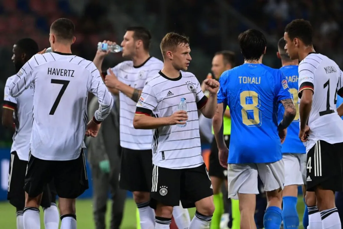 Germany's midfielder Joshua Kimmich (C) and players drink water during a pause of the UEFA Nations League - League A, Group 3 first leg football match between Italy and Germany on June 4, 2022 at the Renato Dall'Ara stadium in Bologna.  MIGUEL MEDINA / AFP